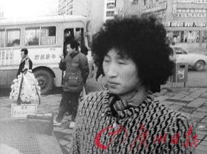 網(wǎng)上流傳的酷似韓國總統(tǒng)李明博年輕時期“男扮女裝”的一張照片。